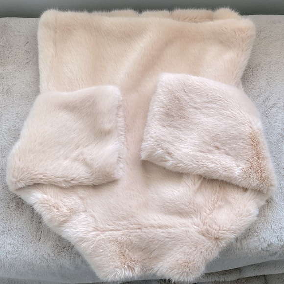 Donna Salyer’s Faux Fur Jacket in light blush pink & white interior - size Large - Picture 5 of 10